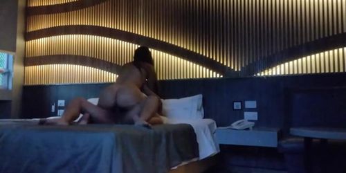 hermosa colombiana con gran trasero se monta en la verga de un chico
