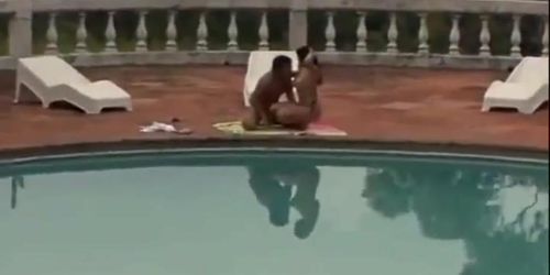 Morena rabuda linda e gostosa gemendo e gozando dando a bucetinha e o cusinho bem gostoso