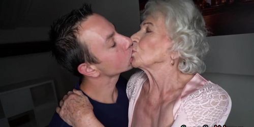 GRANNYSEXVIDS HD - Mature gilf sucking before riding cock then gets facial