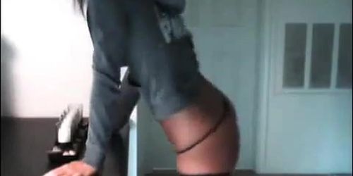 Danni dancando um belo strip