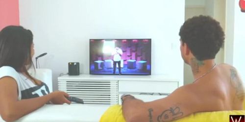 Mulata rabuda gostosa gemendo e gozando dando o cusinho
