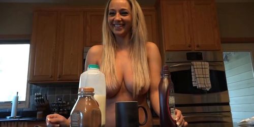 Nikki Sims playing with chocolate (Sara Del Rey)