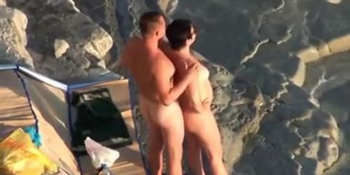 Couple en rut qui va baiser a la plage