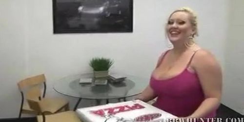 BBW HUNTER - BBW Bunny Gets Her Pussy Licked