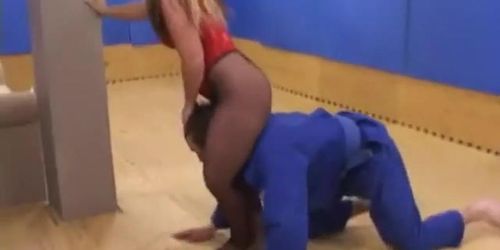 CHLEO DIANA-LA NEGRA-SENSUAL MORENITA BELLA SE MUESTRA EN PANTIMEDIAS NEGRAS SIN COSTURAS DESNUDAS LE HACE TERAPIA A SU EMPLEADO