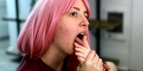 camgirl licks her toes