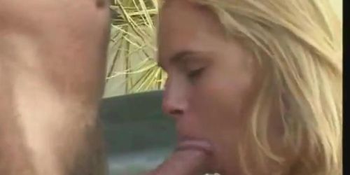 Loirinha rabuda linda e gostosa gemendo e gozando dando a bucetinha e o cusinho
