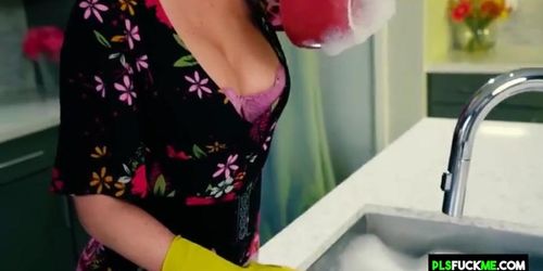 Mother Don T Want Cum On The Floor - Cherie Deville