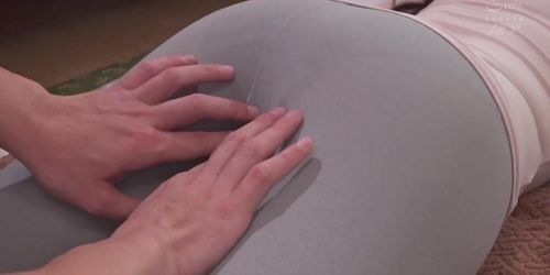 The wife with mature and sensitive body indulges in the masseur's excellent skills