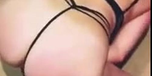 Une superbe blonde amateur se joint a un gangbang avec des hommes noirs