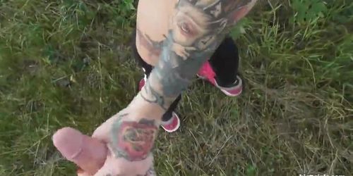 Inked Amateur Milf mit dicken Tiiten beim spontanen Outdoor Ficken