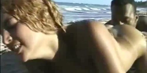 Loirinha rabuda linda e gostosa gemendo e gozando dando a bucetinha e o cusinho bem gostoso na praia