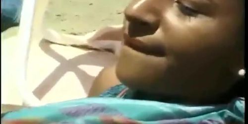 Mulata rabuda gostosa gemendo e gozando dando a bucetinha e o cusinho bem gostoso na praia