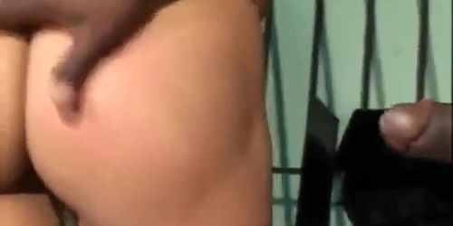 Loirinha rabuda linda e gostosa gemendo e gozando dando a bucetinha e o cusinho bem gostoso no gang bang