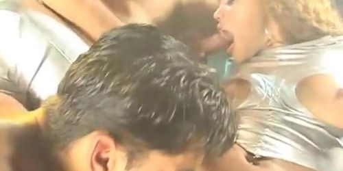 Mulata rabuda linda e gostosa gemendo e gozando dando a bucetinha e o cusinho bem gostoso pra dois