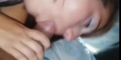 Une femme mariee salope est filmee devant une camera en train de sucer et baiser avec un nouvel amant