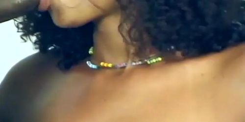 Mulata rabuda gostosa gemendo e gozando dando a bucetinha e o cusinho bem gostoso