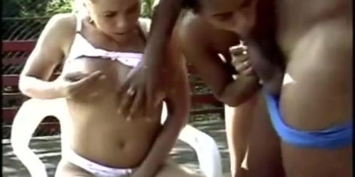Duas novinhas uma loirinha e uma mulata rabuda lindas e gostosas gemendo e gozando dando a bucetinha e o cusinho bem gostoso