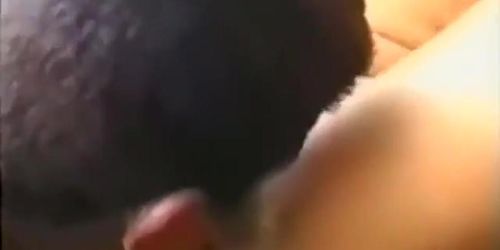 Morena rabuda linda e gostosa gemendo e gozando dando a bucetinha e o cusinho bem gostoso pra dois na praia