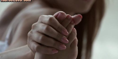 THE FEET LOVER - Erotic foot worshipping session with hot babe (Kaylana Reese)
