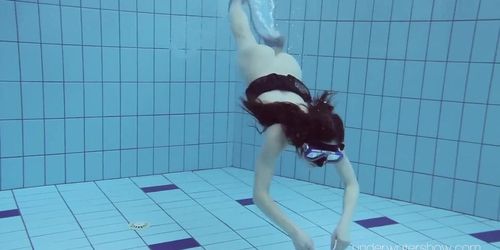 Cheh sexy redhead naked swimming