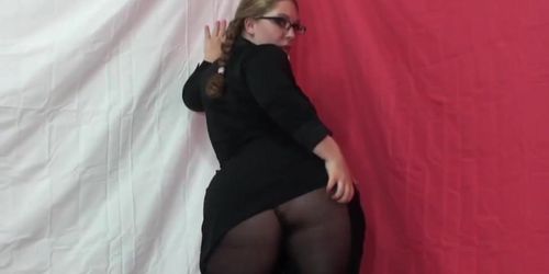 KAI LEE-LA COLORADA-SENSUAL COLORADA LINDA SE MUESTRA EL VESTIDO NEGRO, TACONES ALTOS Y PANTIMEDIAS NEGRAS CON COSTURAS-DESNUDÁN