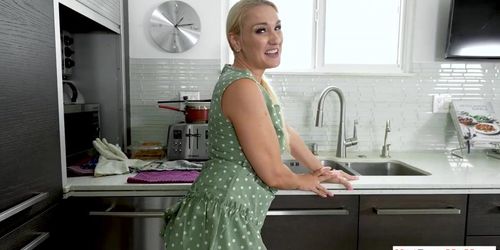 Stepson Cleaning To Get His Hot MILF Stepmothers Julia Robbie Shaved Pussy (Yulia Blondy)