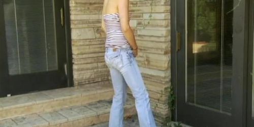 MONICA REÇOIT UNE FESSÉE À L'EXTÉRIEUR À LA PALETTE ET SES JOLIES FESSES SONT ASSEZ MEURTIES ROUGIES CRAMOISIES
