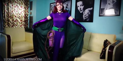 LUDELLA HAHN-LA NEGRA-SENSUAL MORENITA LINDA SE MUESTRA EL TRAJE, EL ANTIFAZ FELINO Y PANTIMEDIAS AZULES-ACARICIÁNDOSE