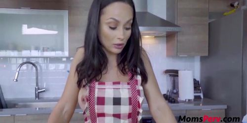 MILF Mom's Nip Slip At Breakfast- Crystal Rush (Sonechka)