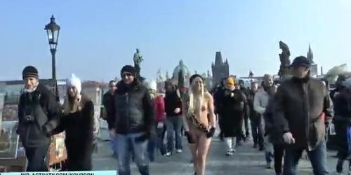 Cute naomi shows her sexy body in public