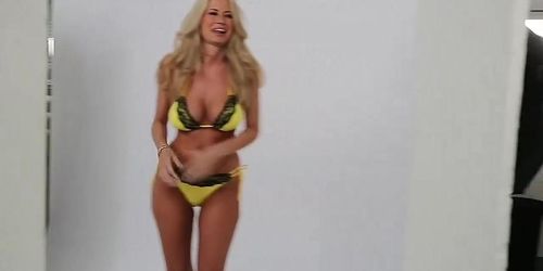 Jerk-off material - Ester shakes her rockin tits 