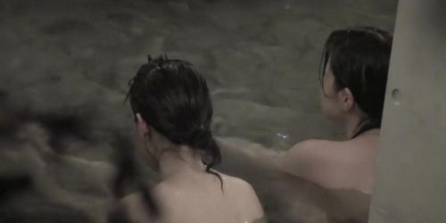 Asian beauty is absolutely naked in the pool of the sauna nri089 00