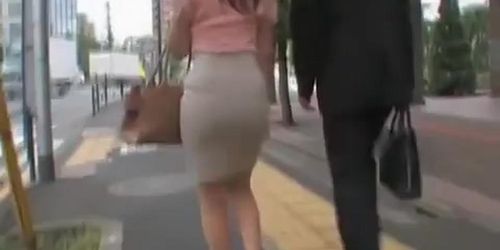 Exciting and candid butt video of girl in tight skirt (Video Girl)
