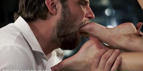 Amazingly attractive brunette knows how to use her feet (Sybil A Kailena, Vince Carter)