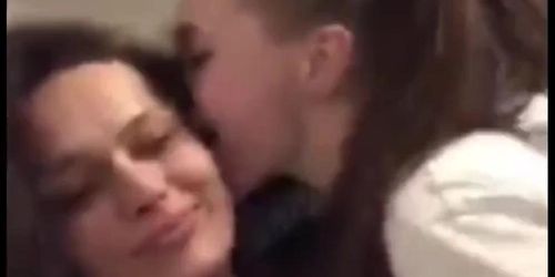 Russian lesbian friends kiss on Periscope - Tnaflix.com