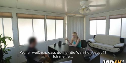 VIP4K. Kreditsachbearbeiter dringt in enge Muschi ein und gibt M�dchen einen Kredit