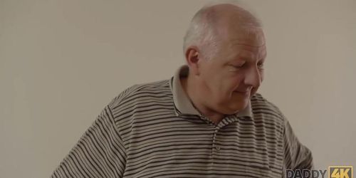 DADDY4K Uners�ttliches Euro-M�dchen, das von einem alten Mann hinter dem R�cken eines Freundes gebohrt wurde