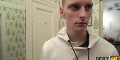 DEBT4k. Il ragazzo permette allo sconosciuto di scopare la sua fidanzata perch� ha speso soldi