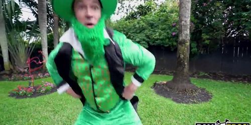 Bangbros - Big Booty Milf In Irish Costume (Rose Monroe) Sucking A Magicaly Delicious Big Dick (Sean Lawless)
