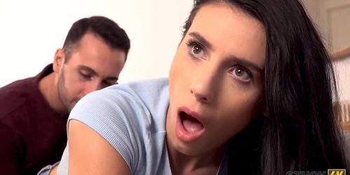 STUCK4K. Playful dude saw that his cute roommate needs help and got off