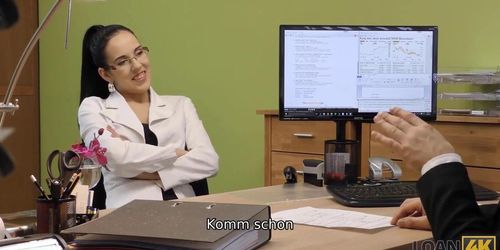 LOAN4K. Die Notwendigkeit eines Kredits l�sst die br�nette Tussi ausziehen und hat XXX (Elis Dark)