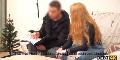 DEBT4k. Junger Schuldeneintreiber wirft der rothaarigen Kellnerin ein Bein zu (Rose Wild)