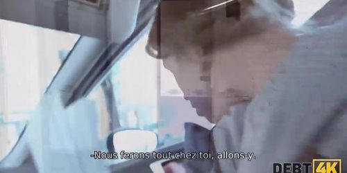 DEBT4k. Le sexe est un cadeau inattendu que le d�biteur re�oit pour No�l