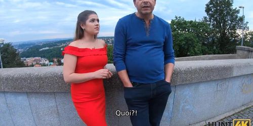 HUNT4K. Apr�s une skinny col�re, un homme permet � un riche inconnu de baiser sa fille