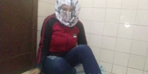 Arabian Muslim Mother ??????? ????? ??? Masturbates Squirting Pussy On Live Webcam Instead Of Praying (Arab Mom)