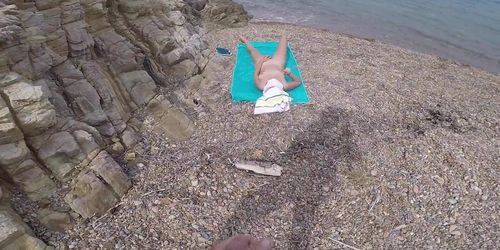 A la plage il se branle sur moi et m'�jacule sur les seins je me fini toute seule avec mes doigts
