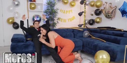 Mofos - Jolee Love'S Bf Consoles Venom Evil For Her Failed Party With His Cock & Jolee Catches Them (Jordi El Nino Polla)