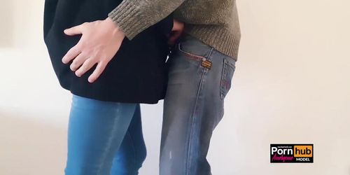 Oddio, � sfondato questo culo, me lo rompi! Giornata al parco con un vibratore (DIALOGHI ITALIANO)