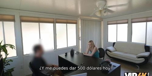 VIP4K. A la rubia le gusta la idea de los prestamistas de aprobar el crédito por clavar el coño